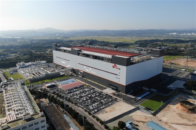 SK Hynix reportedly trims consumer memory, shifts focus to servers